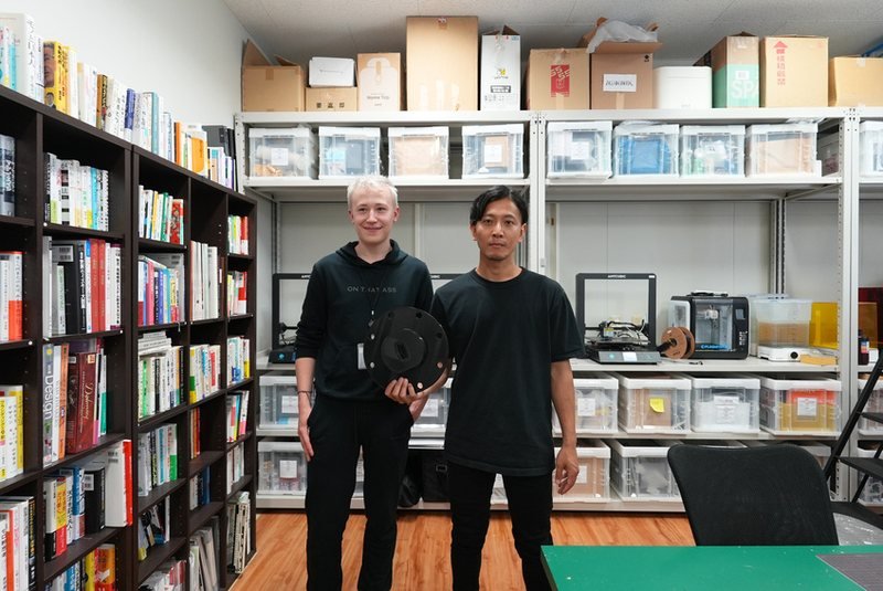株式会社３４６のオフィスで並ぶインターンと社員